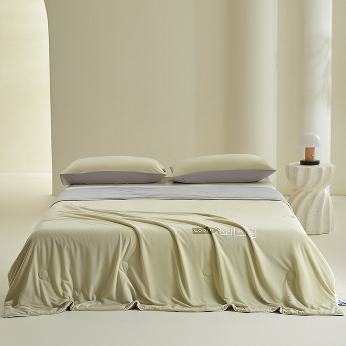 91家纺网 家纺一手货源 找家纺 桃子家居 2026新款A类高品质冰冰凉雪花冰感凉皮双面加倍透气孔氨纶凉感夏被 冰感凉皮-青石绿灰（加倍透气）