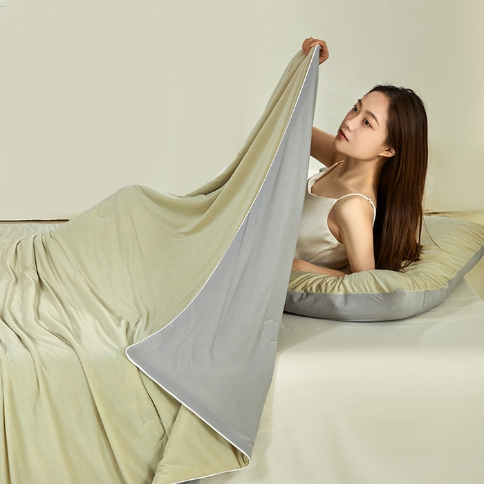 91家纺网 家纺一手货源 找家纺 桃子家居 2026新款A类高品质冰冰凉雪花冰感凉皮双面加倍透气孔氨纶凉感夏被 冰感凉皮-青石绿灰（加倍透气）