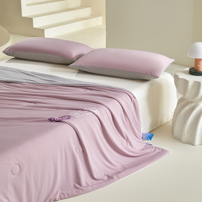 91家纺网 家纺一手货源 找家纺 桃子家居 2026新款A类高品质冰冰凉雪花冰感凉皮双面加倍透气孔氨纶凉感夏被 冰感凉皮-芋紫灰（加倍透气）