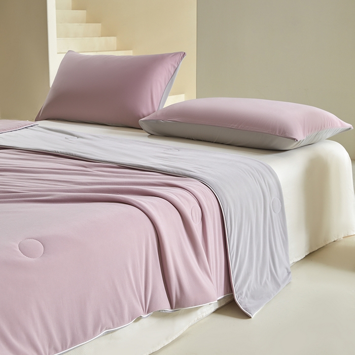 91家纺网 家纺一手货源 找家纺 桃子家居 2026新款A类高品质冰冰凉雪花冰感凉皮双面加倍透气孔氨纶凉感夏被 冰感凉皮-芋紫灰（加倍透气）