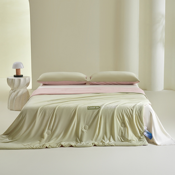 91家纺网 家纺一手货源 找家纺 桃子家居 2026新款A类高品质冰冰凉雪花冰感凉皮双面加倍透气孔氨纶凉感夏被 冰感凉皮-西瓜粉（加倍透气）