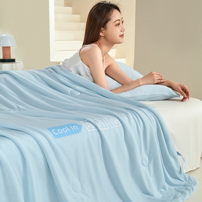 91家纺网 家纺一手货源 找家纺 桃子家居 2026新款A类高品质冰冰凉雪花冰感凉皮双面加倍透气孔氨纶凉感夏被 冰感凉皮-清新蓝（加倍透气）