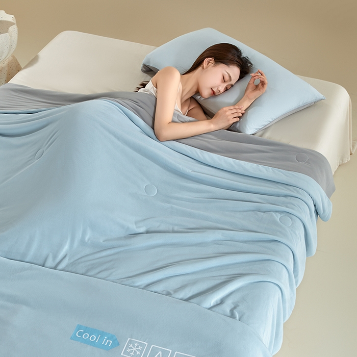 91家纺网 家纺一手货源 找家纺 桃子家居 2026新款A类高品质冰冰凉雪花冰感凉皮双面加倍透气孔氨纶凉感夏被 冰感凉皮-天蓝灰（加倍透气）