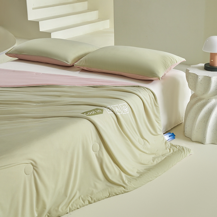 91家纺网 家纺一手货源 找家纺 桃子家居 2026新款A类高品质冰冰凉雪花冰感凉皮双面加倍透气孔氨纶凉感夏被 冰感凉皮-西瓜粉（加倍透气）