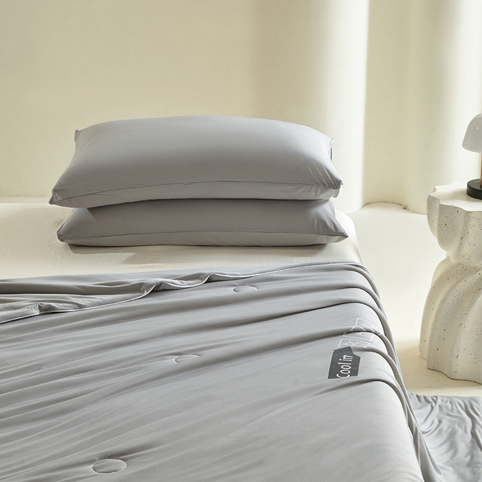 91家纺网 家纺一手货源 找家纺 桃子家居 2026新款A类高品质冰冰凉雪花冰感凉皮双面加倍透气孔氨纶凉感夏被 冰感凉皮-浅银灰（加倍透气）