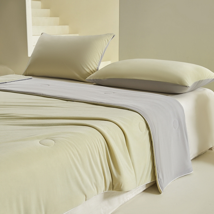 91家纺网 家纺一手货源 找家纺 桃子家居 2026新款A类高品质冰冰凉雪花冰感凉皮双面加倍透气孔氨纶凉感夏被 冰感凉皮-青石绿灰（加倍透气）