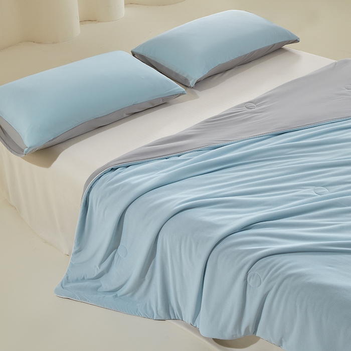 91家纺网 家纺一手货源 找家纺 桃子家居 2026新款A类高品质冰冰凉雪花冰感凉皮双面加倍透气孔氨纶凉感夏被 冰感凉皮-天蓝灰（加倍透气）