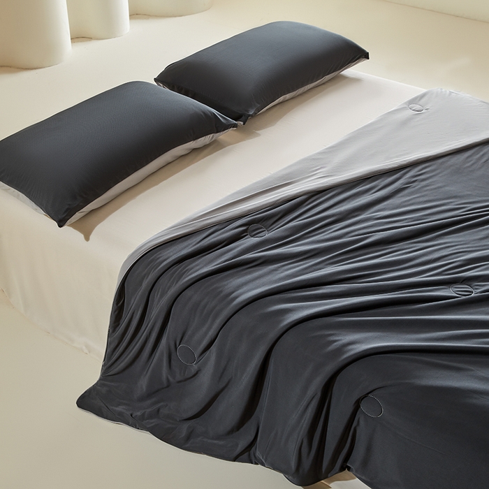 91家纺网 家纺一手货源 找家纺 桃子家居 2026新款A类高品质冰冰凉雪花冰感凉皮双面加倍透气孔氨纶凉感夏被 冰感凉皮-高级灰（加倍透气）