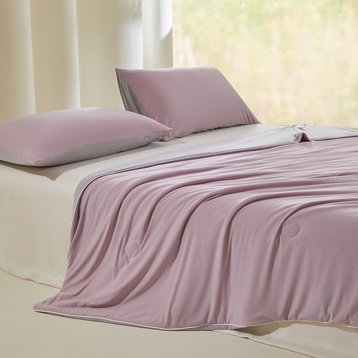 91家纺网 家纺一手货源 找家纺 桃子家居 2026新款A类高品质冰冰凉雪花冰感凉皮双面加倍透气孔氨纶凉感夏被 冰感凉皮-芋紫灰（加倍透气）