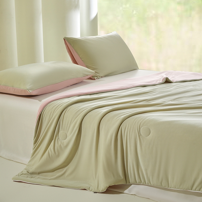 91家纺网 家纺一手货源 找家纺 桃子家居 2026新款A类高品质冰冰凉雪花冰感凉皮双面加倍透气孔氨纶凉感夏被 冰感凉皮-西瓜粉（加倍透气）