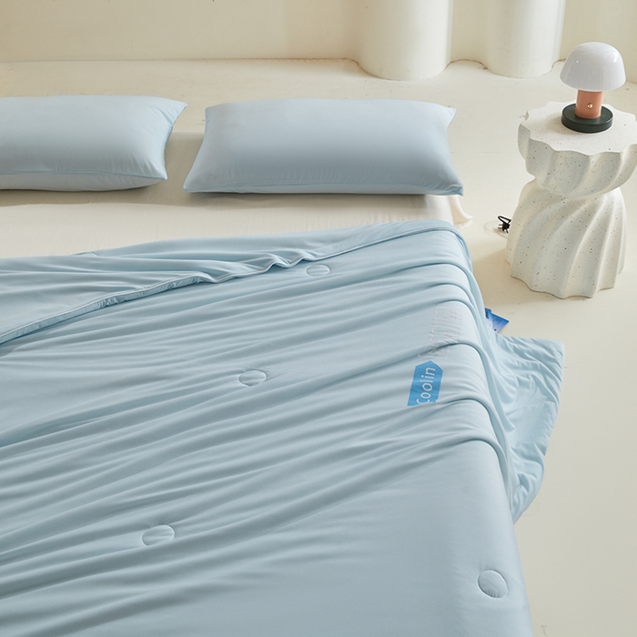 91家纺网 家纺一手货源 找家纺 桃子家居 2026新款A类高品质冰冰凉雪花冰感凉皮双面加倍透气孔氨纶凉感夏被 冰感凉皮-清新蓝（加倍透气）