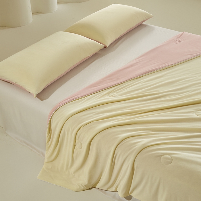 91家纺网 家纺一手货源 找家纺 桃子家居 2026新款A类高品质冰冰凉雪花冰感凉皮双面加倍透气孔氨纶凉感夏被 冰感凉皮-柠檬草莓（加倍透气）