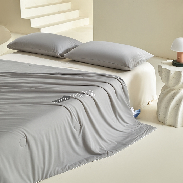 91家纺网 家纺一手货源 找家纺 桃子家居 2026新款A类高品质冰冰凉雪花冰感凉皮双面加倍透气孔氨纶凉感夏被 冰感凉皮-浅银灰（加倍透气）