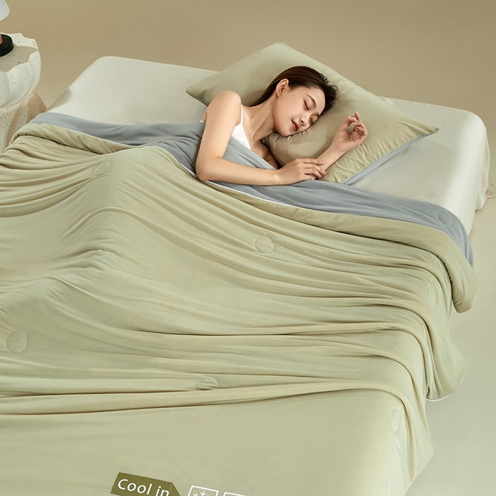 91家纺网 家纺一手货源 找家纺 桃子家居 2026新款A类高品质冰冰凉雪花冰感凉皮双面加倍透气孔氨纶凉感夏被 冰感凉皮-青石绿灰（加倍透气）