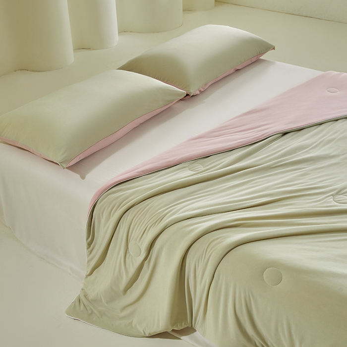 91家纺网 家纺一手货源 找家纺 桃子家居 2026新款A类高品质冰冰凉雪花冰感凉皮双面加倍透气孔氨纶凉感夏被 冰感凉皮-西瓜粉（加倍透气）