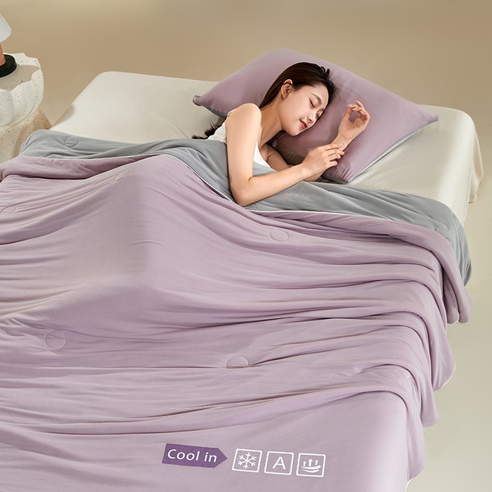 91家纺网 家纺一手货源 找家纺 桃子家居 2026新款A类高品质冰冰凉雪花冰感凉皮双面加倍透气孔氨纶凉感夏被 冰感凉皮-芋紫灰（加倍透气）