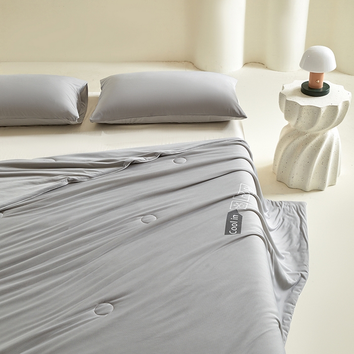 91家纺网 家纺一手货源 找家纺 桃子家居 2026新款A类高品质冰冰凉雪花冰感凉皮双面加倍透气孔氨纶凉感夏被 冰感凉皮-浅银灰（加倍透气）