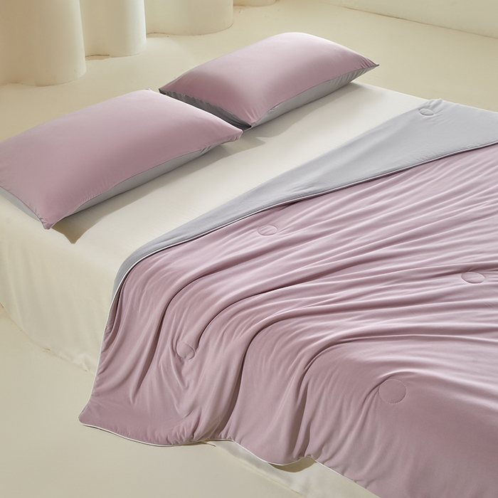 91家纺网 家纺一手货源 找家纺 桃子家居 2026新款A类高品质冰冰凉雪花冰感凉皮双面加倍透气孔氨纶凉感夏被 冰感凉皮-芋紫灰（加倍透气）