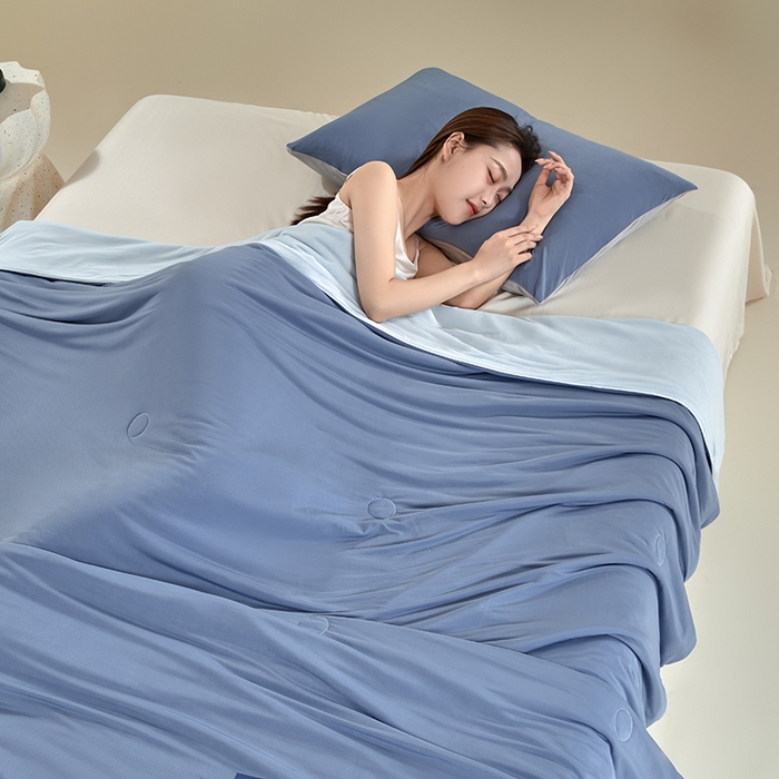 91家纺网 家纺一手货源 找家纺 桃子家居 2026新款A类高品质冰冰凉雪花冰感凉皮双面加倍透气孔氨纶凉感夏被 冰感凉皮-深蓝海盐（加倍透气）