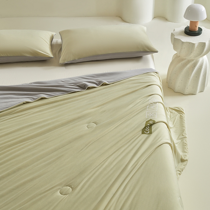 91家纺网 家纺一手货源 找家纺 桃子家居 2026新款A类高品质冰冰凉雪花冰感凉皮双面加倍透气孔氨纶凉感夏被 冰感凉皮-青石绿灰（加倍透气）