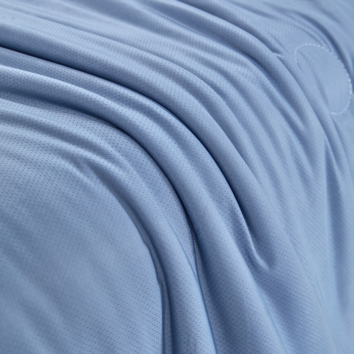 91家纺网 家纺一手货源 找家纺 桃子家居 2026新款A类高品质冰冰凉雪花冰感凉皮双面加倍透气孔氨纶凉感夏被 冰感凉皮-蓝银灰（加倍透气）