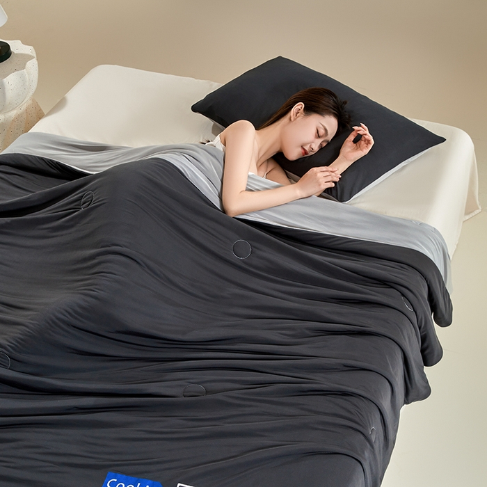 91家纺网 家纺一手货源 找家纺 桃子家居 2026新款A类高品质冰冰凉雪花冰感凉皮双面加倍透气孔氨纶凉感夏被 冰感凉皮-高级灰（加倍透气）