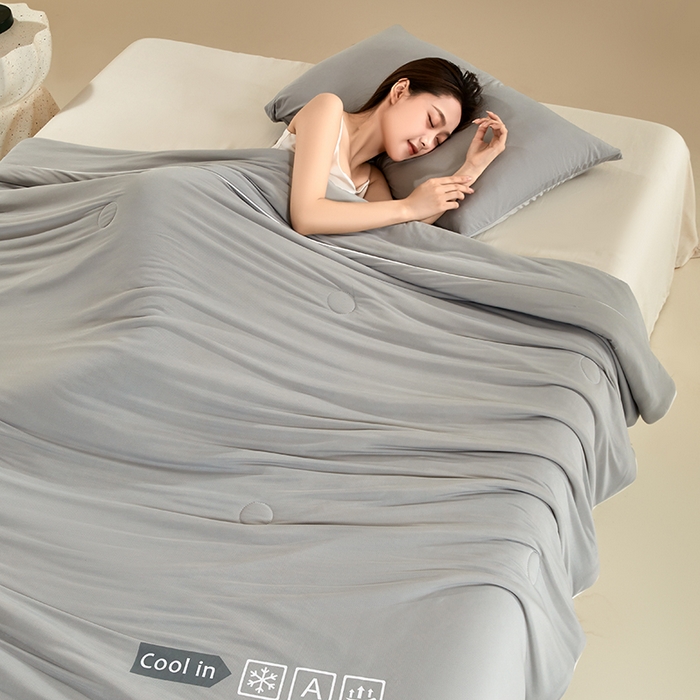 91家纺网 家纺一手货源 找家纺 桃子家居 2026新款A类高品质冰冰凉雪花冰感凉皮双面加倍透气孔氨纶凉感夏被 冰感凉皮-浅银灰（加倍透气）