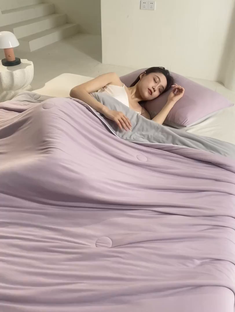 91家纺网 家纺一手货源 找家纺 桃子家居 2026新款A类高品质冰冰凉雪花冰感凉皮双面加倍透气孔氨纶凉感夏被 冰感凉皮-芋紫灰（加倍透气）