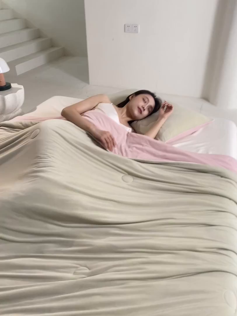 91家纺网 家纺一手货源 找家纺 桃子家居 2026新款A类高品质冰冰凉雪花冰感凉皮双面加倍透气孔氨纶凉感夏被 冰感凉皮-西瓜粉（加倍透气）