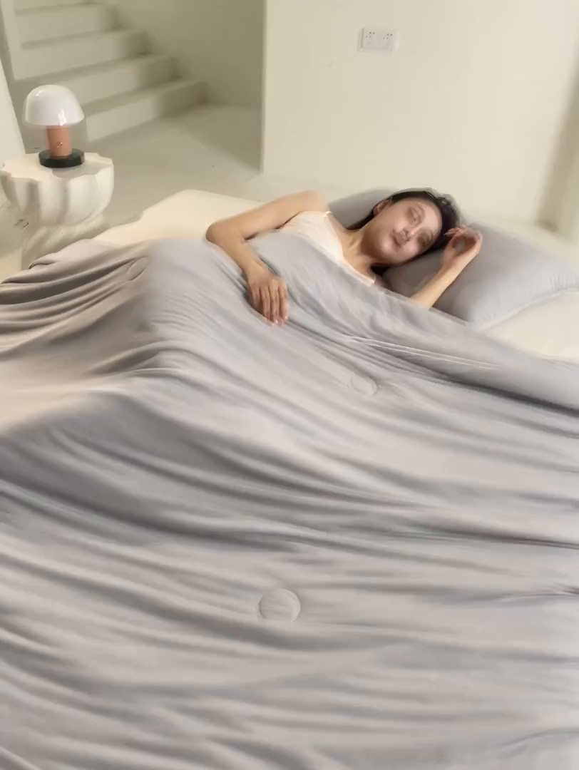 91家纺网 家纺一手货源 找家纺 桃子家居 2026新款A类高品质冰冰凉雪花冰感凉皮双面加倍透气孔氨纶凉感夏被 冰感凉皮-浅银灰（加倍透气）