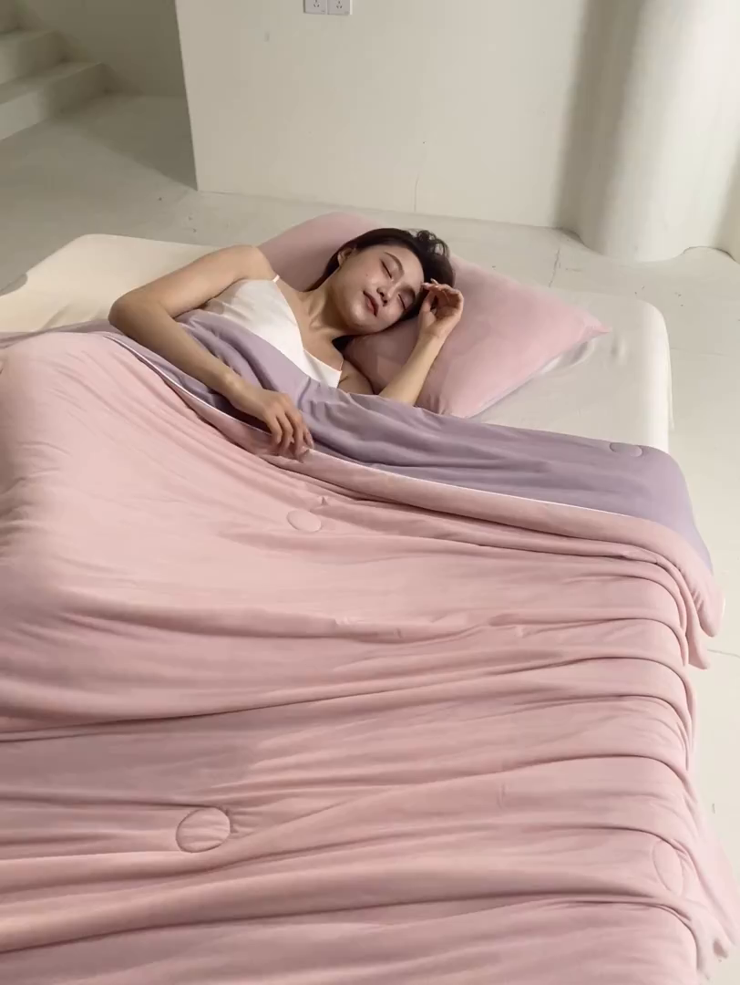 91家纺网 家纺一手货源 找家纺 桃子家居 2026新款A类高品质冰冰凉雪花冰感凉皮双面加倍透气孔氨纶凉感夏被 冰感凉皮-粉紫梦幻（加倍透气）