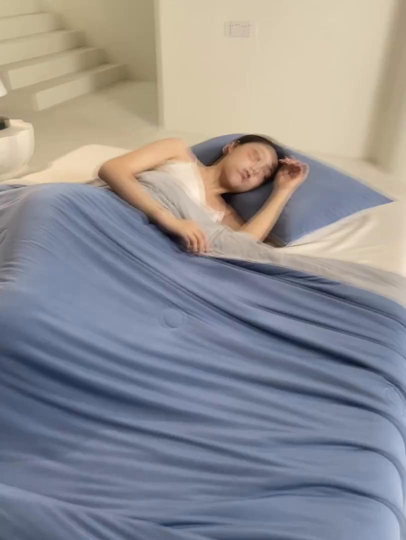 91家纺网 家纺一手货源 找家纺 桃子家居 2026新款A类高品质冰冰凉雪花冰感凉皮双面加倍透气孔氨纶凉感夏被 冰感凉皮-蓝银灰（加倍透气）