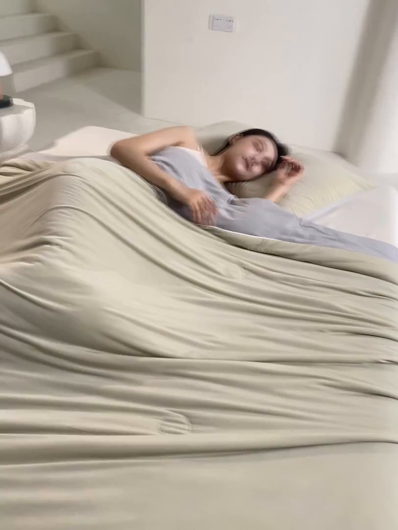 91家纺网 家纺一手货源 找家纺 桃子家居 2026新款A类高品质冰冰凉雪花冰感凉皮双面加倍透气孔氨纶凉感夏被 冰感凉皮-青石绿灰（加倍透气）