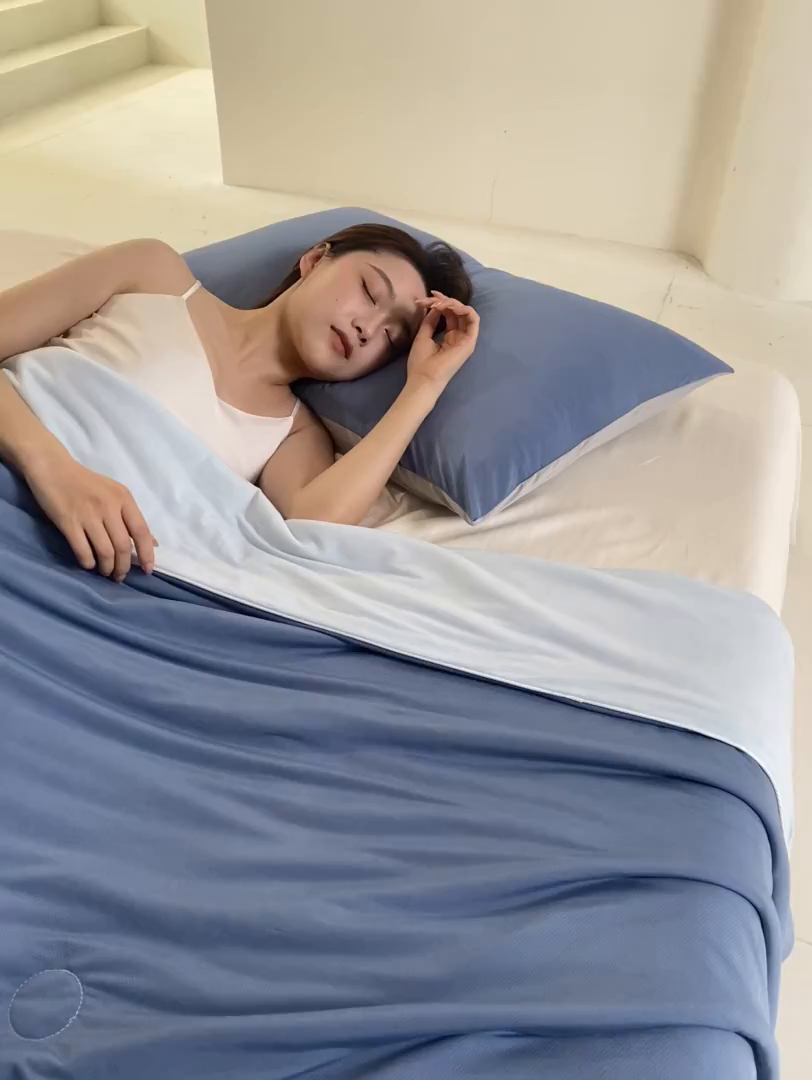 91家纺网 家纺一手货源 找家纺 桃子家居 2026新款A类高品质冰冰凉雪花冰感凉皮双面加倍透气孔氨纶凉感夏被 冰感凉皮-深蓝海盐（加倍透气）