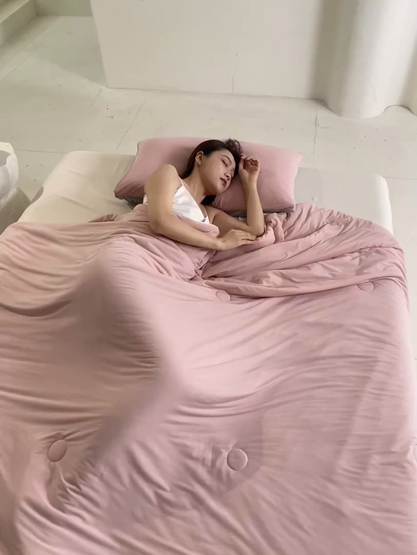 91家纺网 家纺一手货源 找家纺 桃子家居 2026新款A类高品质冰冰凉雪花冰感凉皮双面加倍透气孔氨纶凉感夏被 冰感凉皮-豆粉灰（加倍透气）