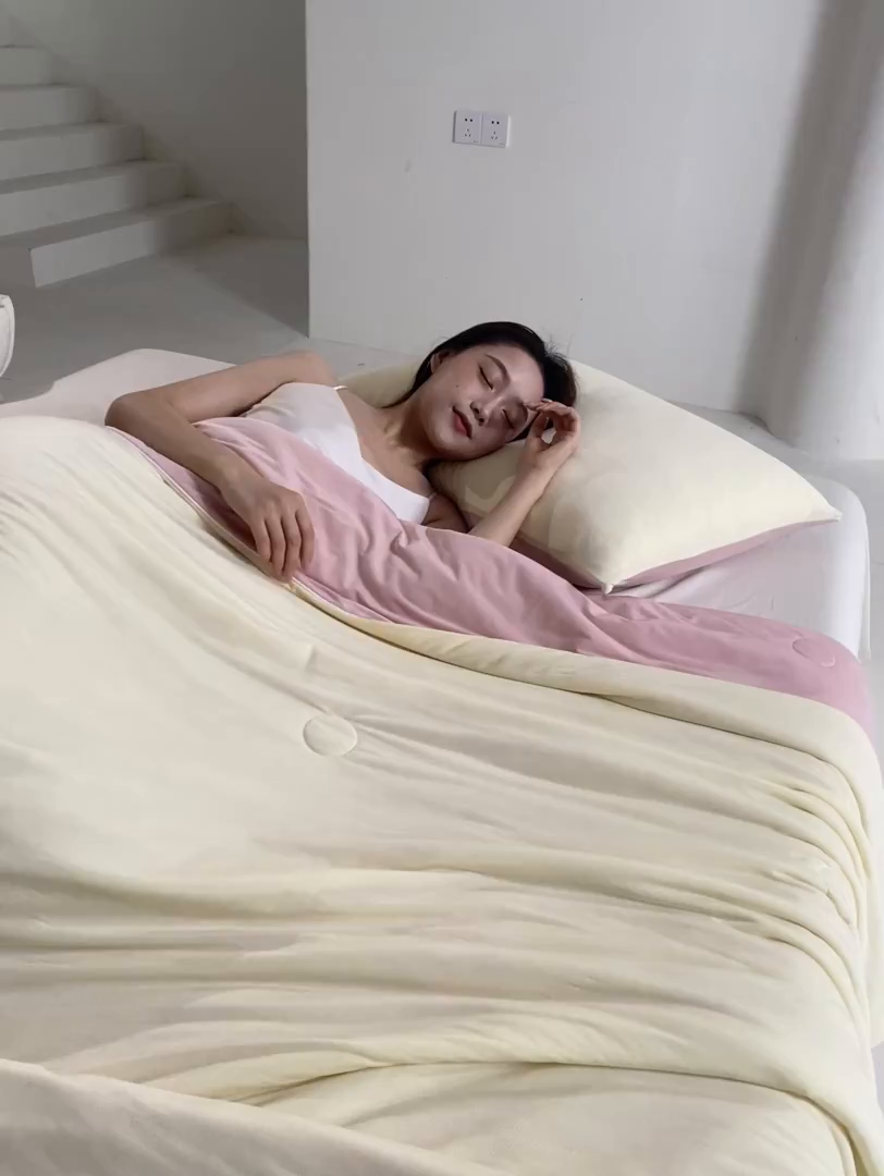 91家纺网 家纺一手货源 找家纺 桃子家居 2026新款A类高品质冰冰凉雪花冰感凉皮双面加倍透气孔氨纶凉感夏被 冰感凉皮-柠檬草莓（加倍透气）