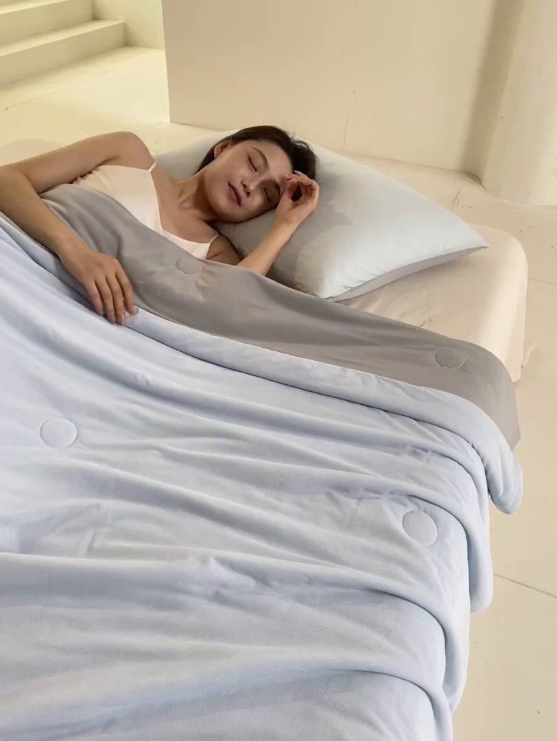 91家纺网 家纺一手货源 找家纺 桃子家居 2026新款A类高品质冰冰凉雪花冰感凉皮双面加倍透气孔氨纶凉感夏被 冰感凉皮-天蓝灰（加倍透气）