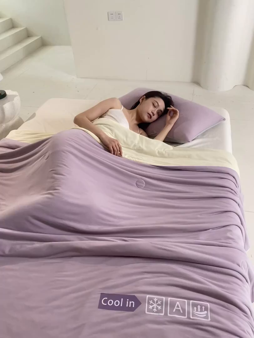 91家纺网 家纺一手货源 找家纺 桃子家居 2026新款A类高品质冰冰凉雪花冰感凉皮双面加倍透气孔氨纶凉感夏被 冰感凉皮-葡萄奶昔（加倍透气）