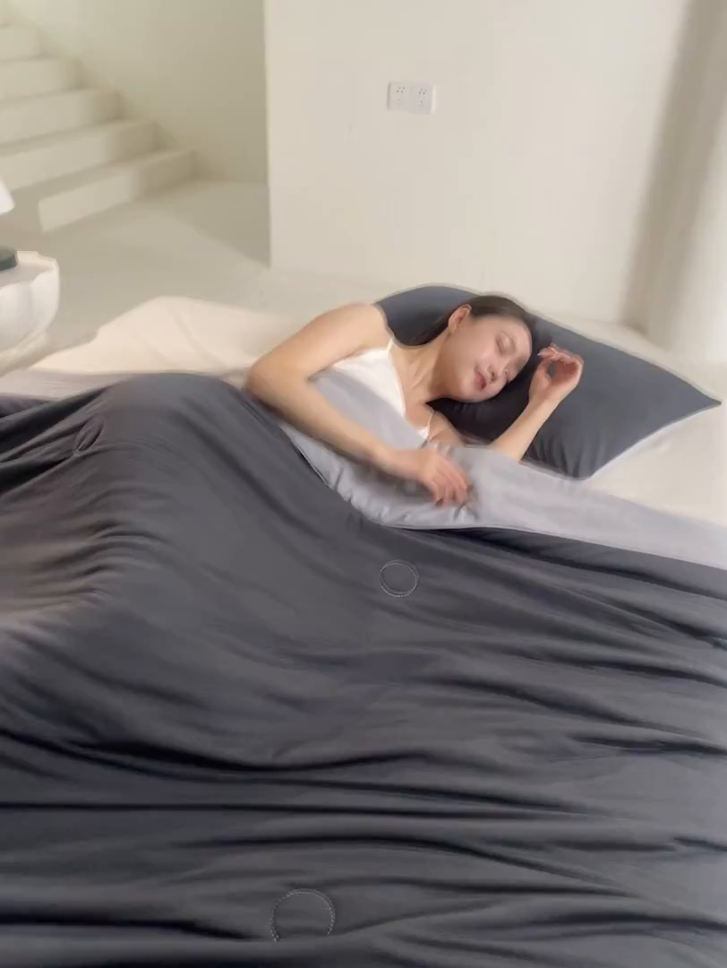 91家纺网 家纺一手货源 找家纺 桃子家居 2026新款A类高品质冰冰凉雪花冰感凉皮双面加倍透气孔氨纶凉感夏被 冰感凉皮-高级灰（加倍透气）