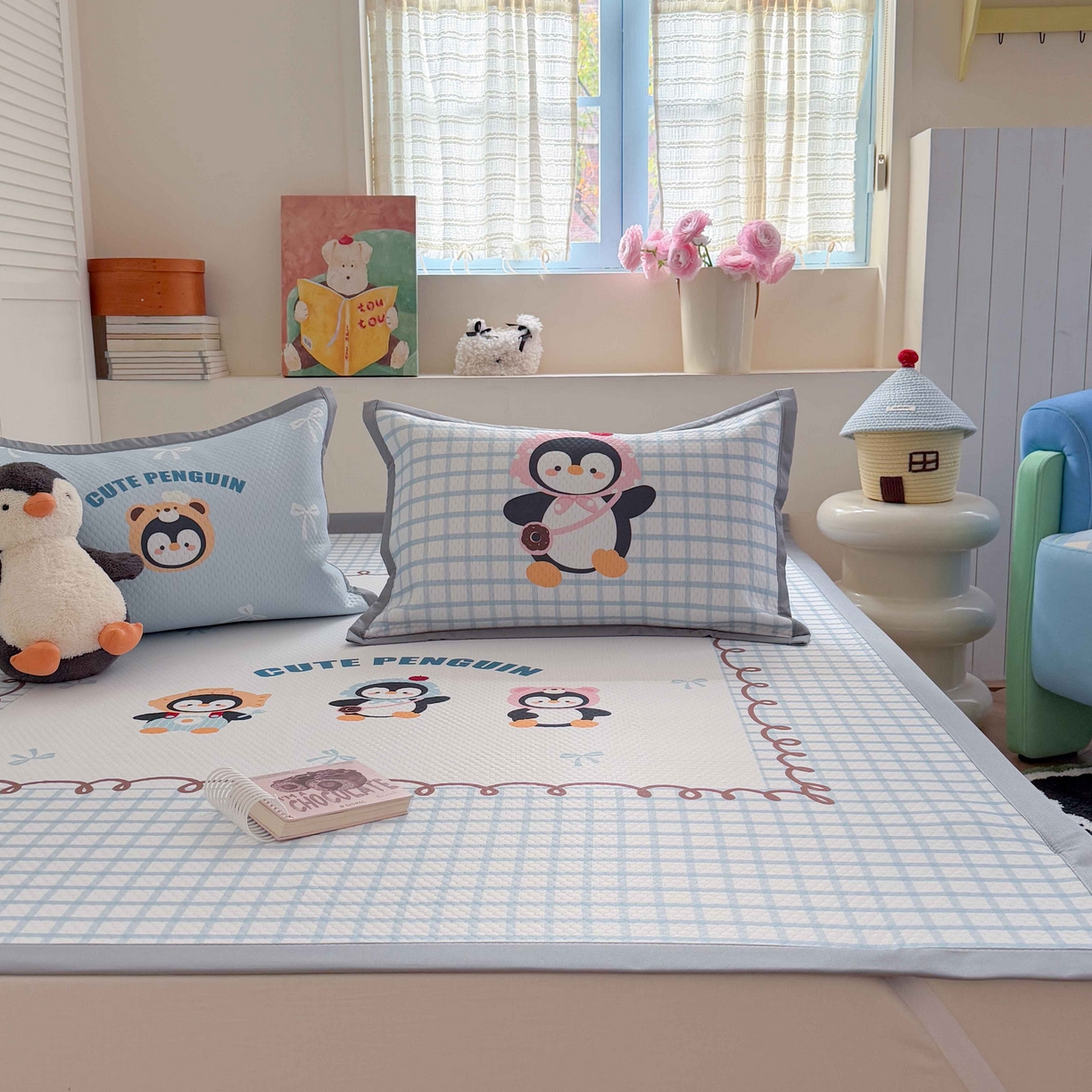 91家纺网 家纺一手货源 找家纺 Sweet dreams甜梦 2026新款数码印花大板凉感豆豆席 三只企鹅