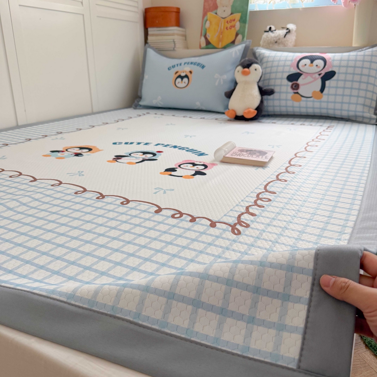 91家纺网 家纺一手货源 找家纺 Sweet dreams甜梦 2026新款数码印花大板凉感豆豆席 三只企鹅