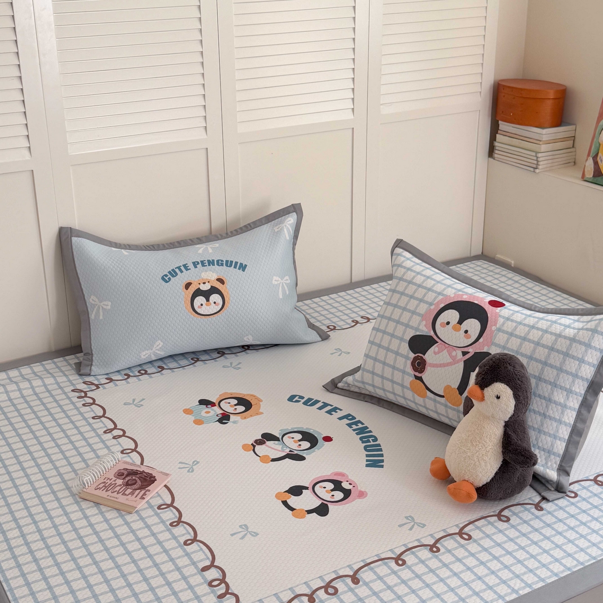 91家纺网 家纺一手货源 找家纺 Sweet dreams甜梦 2026新款数码印花大板凉感豆豆席 三只企鹅