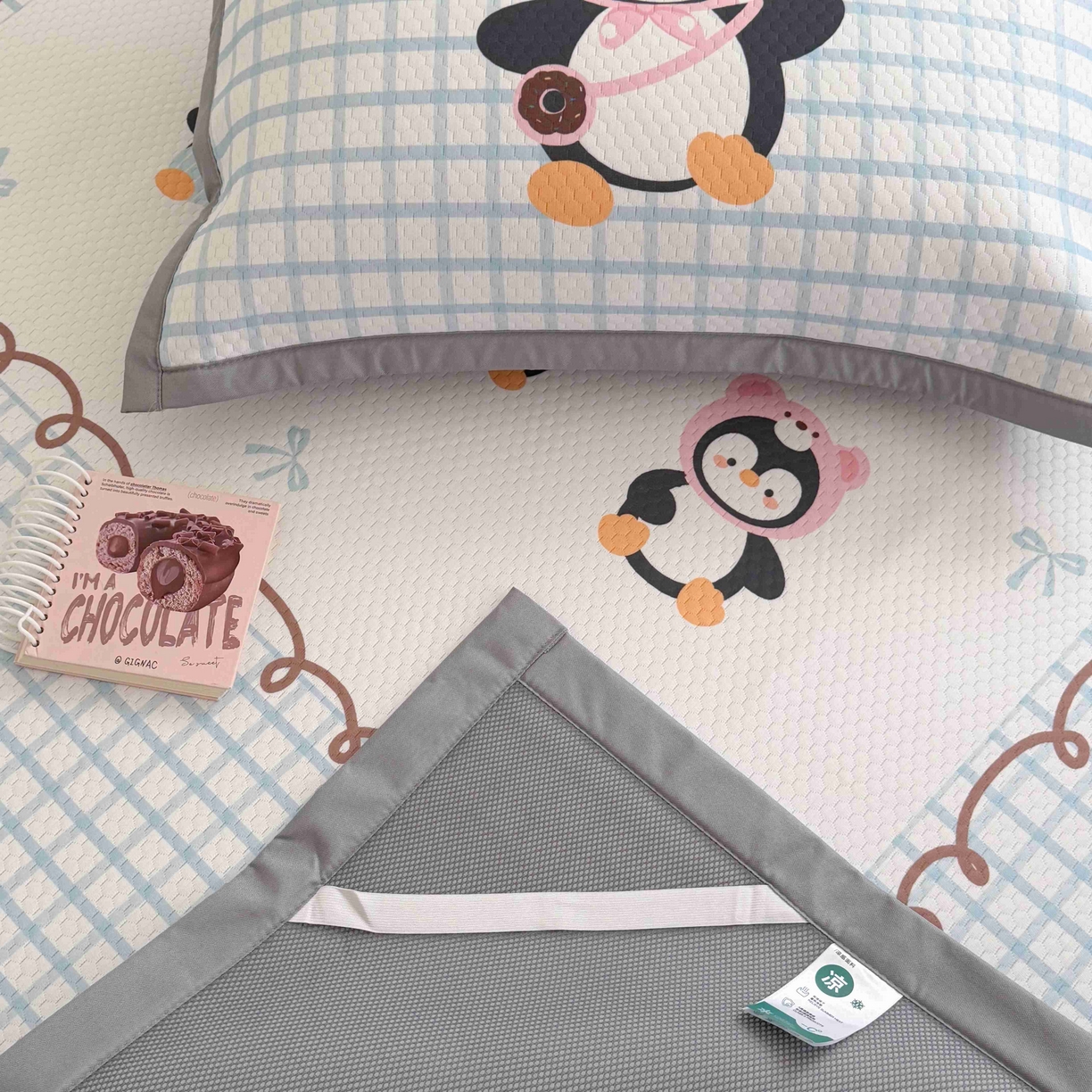 91家纺网 家纺一手货源 找家纺 Sweet dreams甜梦 2026新款数码印花大板凉感豆豆席 三只企鹅