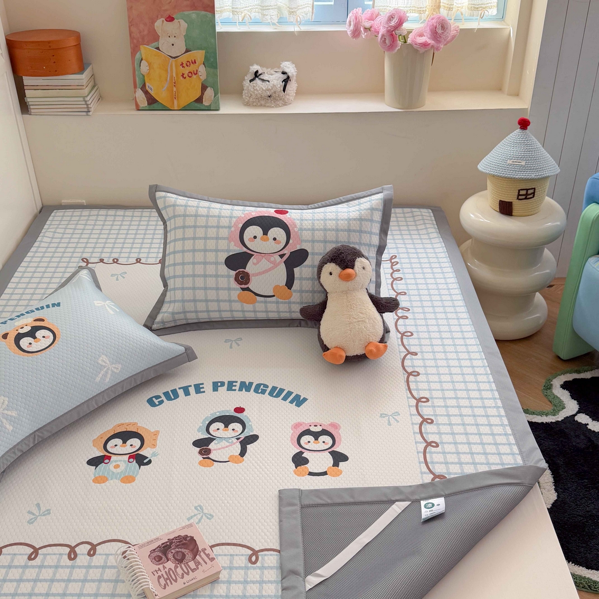 91家纺网 家纺一手货源 找家纺 Sweet dreams甜梦 2026新款数码印花大板凉感豆豆席 三只企鹅