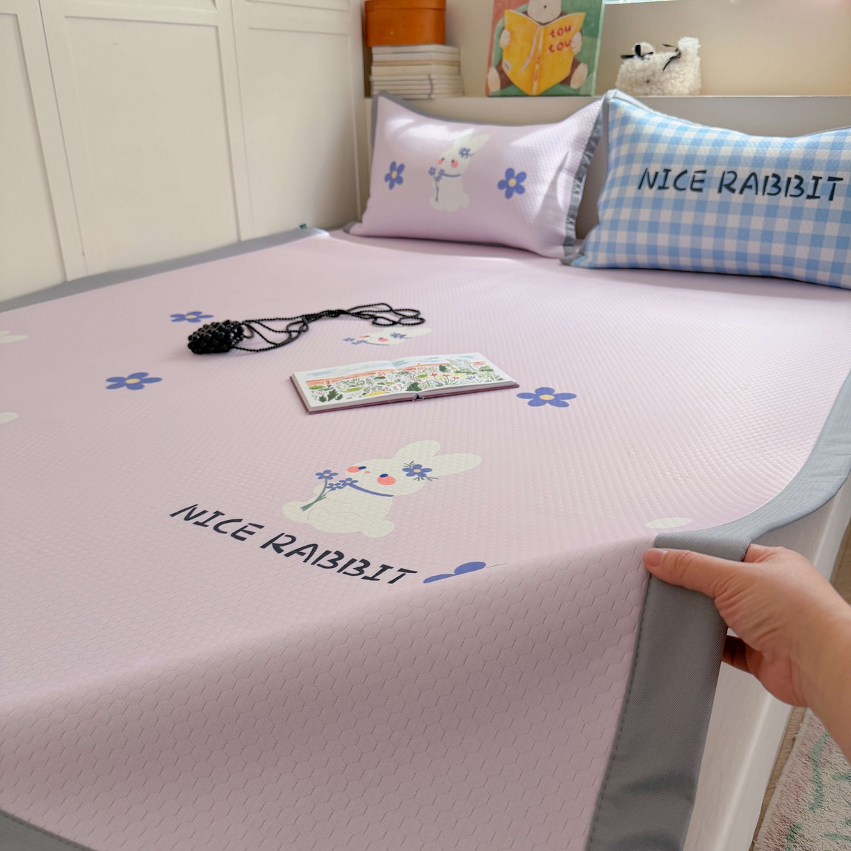 91家纺网 家纺一手货源 找家纺 Sweet dreams甜梦 2026新款数码印花大板凉感豆豆席 紫底小兔