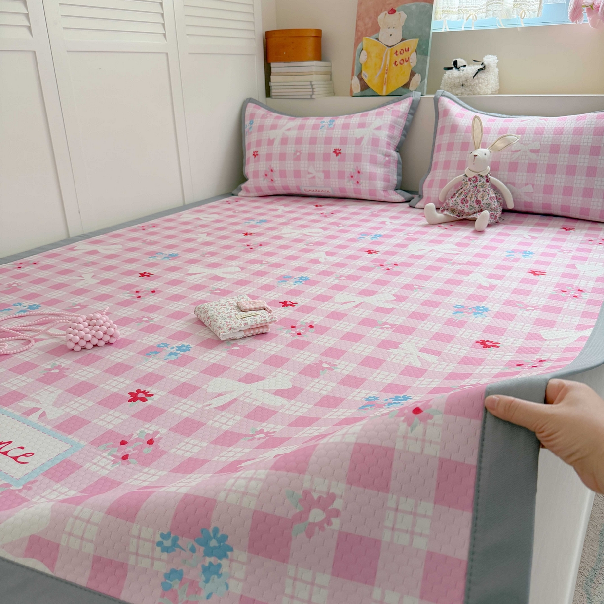 91家纺网 家纺一手货源 找家纺 Sweet dreams甜梦 2026新款数码印花小板凉感豆豆席 格子蝴蝶结