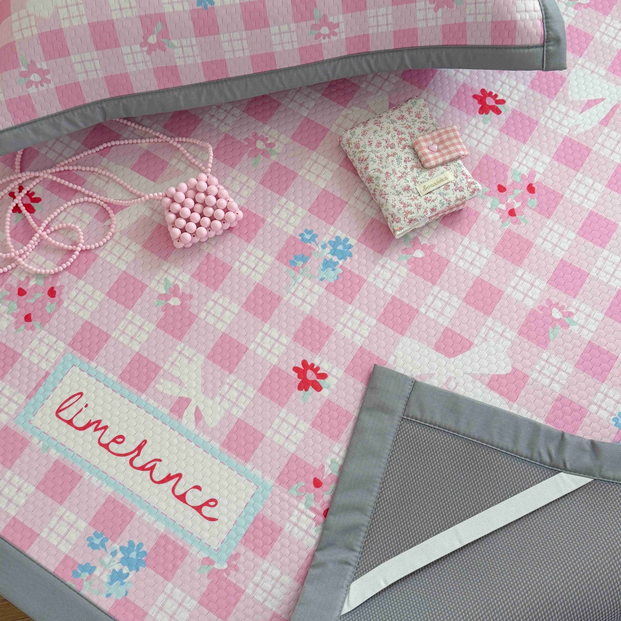 91家纺网 家纺一手货源 找家纺 Sweet dreams甜梦 2026新款数码印花小板凉感豆豆席 格子蝴蝶结