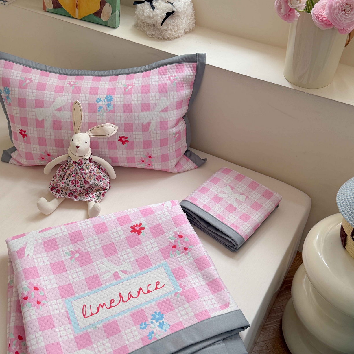 91家纺网 家纺一手货源 找家纺 Sweet dreams甜梦 2026新款数码印花小板凉感豆豆席 格子蝴蝶结