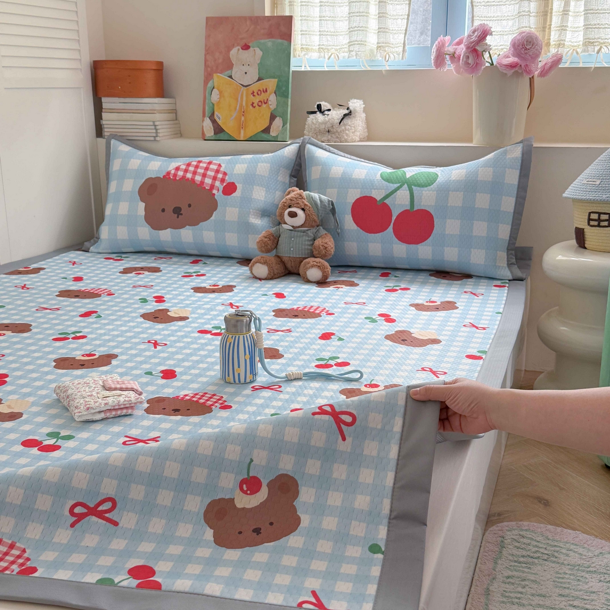 91家纺网 家纺一手货源 找家纺 Sweet dreams甜梦 2026新款数码印花小板凉感豆豆席 格子小熊