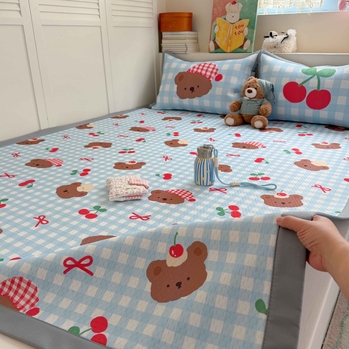 91家纺网 家纺一手货源 找家纺 Sweet dreams甜梦 2026新款数码印花小板凉感豆豆席 格子小熊